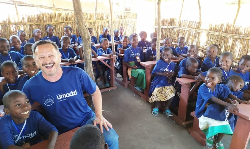 Crianças acompanhadas do pastor Marcos Corrêa, diretor do Guiame e coordenador do Projeto Umodzi. (Foto: Guiame)