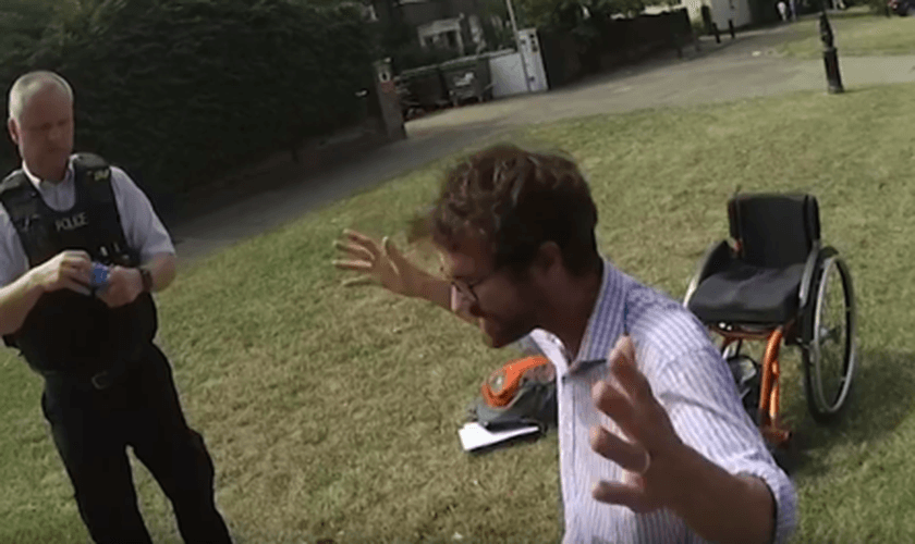 Christian Hacking durante oração na porta da clínica de aborto. (Foto: Reprodução/Telegraph)