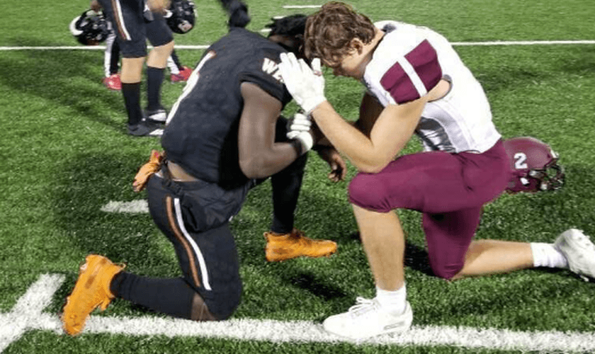 Os atletas Gage Smith e Ty Jordan oraram juntos após jogo de futebol americano. (Foto: Takka Jordan)