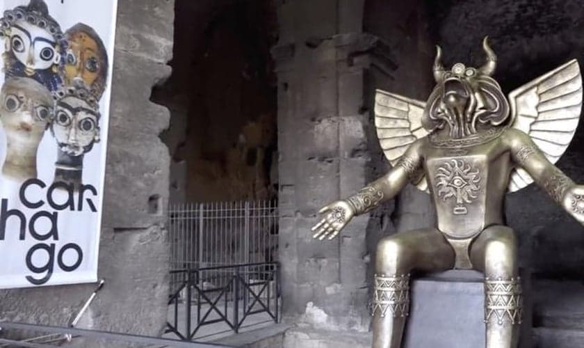 O ídolo pagão Moloch é exibido na entrada do Coliseu, em Roma, como parte de uma exposição que foi aberta em 27 de setembro de 2019. (Imagem: sanmarinortv.sm / captura de tela)