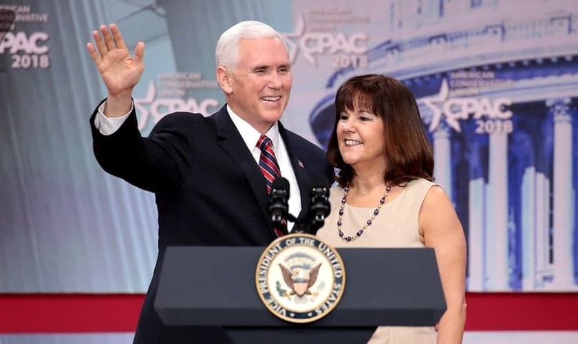 Vice-presidente dos Estados Unidos, Mike Pence, e segunda-dama, Karen Pence, na Conferência de Ação Política Conservadora (CPAC). (Foto: Reprodução/Gage Skidmore)