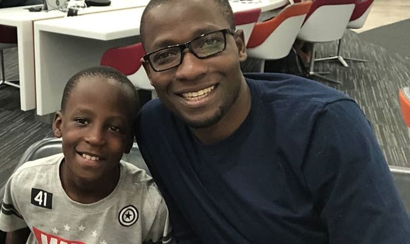 Pastor Peter Sewakiryanga com um menino sobrevivente de sacrifício infantil. (Foto: Reprodução/UGCN)