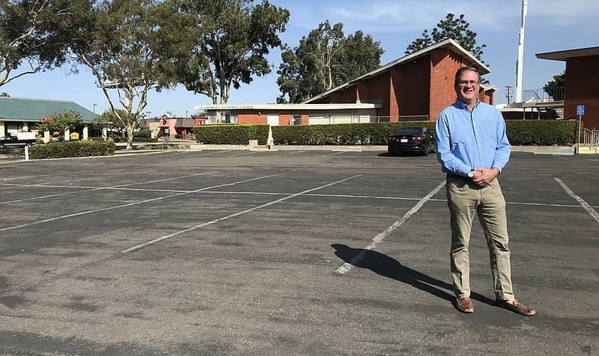 Pastor Jonathan Doolittle, da Igreja Luterana de Clairemont, no estacionamento onde sua quer construir moradias populares. (Foto: Andrew Bowen)