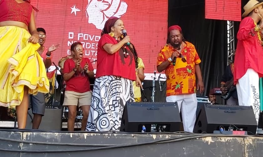 Mãe de Santo Elizabeth de Oliveira discursou durante o Festival Lula Livre, em Pernambuco. (Foto: Foto: Douglas Hacknen/Portal de Prefeitura)