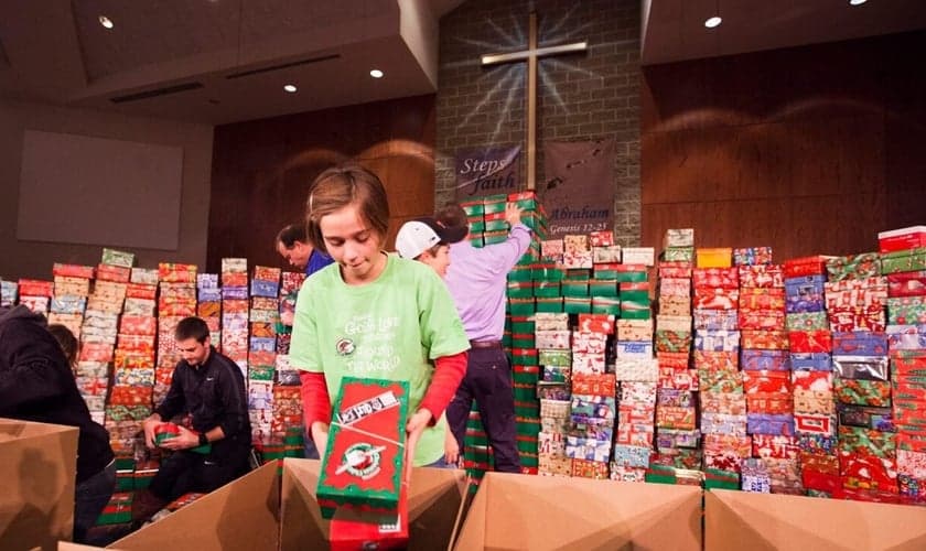 Evilyn Pinnow prepara uma das milhares de caixas de sapatos da Operação Christmas Child. (Foto: Samaritan’s Purse)
