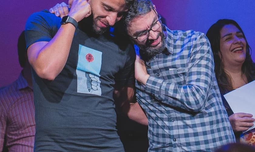 O meio-campista do Flamengo, Pepê Vilardi, ao lado do pastor Jr. Vargas. (Foto: Igreja Presbiteriana das Américas)