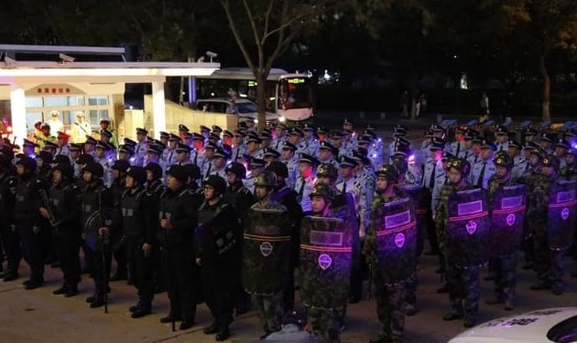 Regime fez uma cerimônia para marcar o início da operação de repressão em Qingdao. (Foto: Reprodução/Bitter Winter)