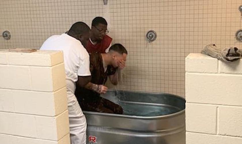 Detento é batizado após iniciativa do xerife do Condado de Darlington. (Foto: Darlington County Sheriff's Office)