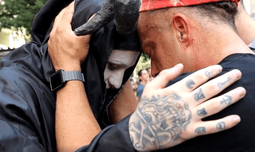 Todd White durante oração por satanista. (Foto: Reprodução/Facebook)