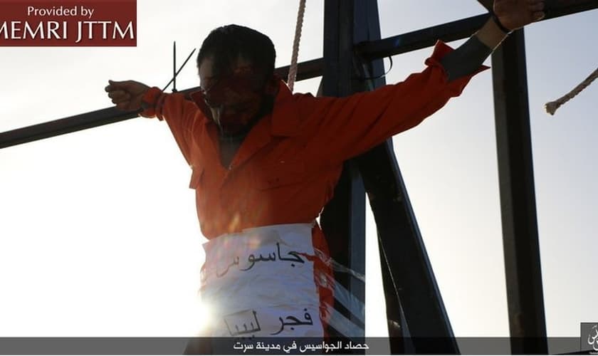 Homem crucificado por terroristas islâmicos sob acusação de espionagem. (Foto: MEMRI JTTM)