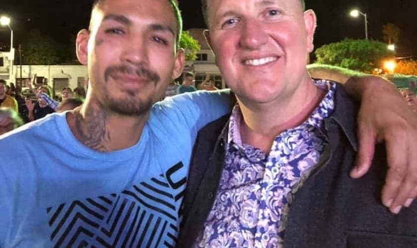 Pastor Jason Woolford, diretor da organização Mission Cry, ao lado de homem evangelizado. (Foto: Mission Cry)