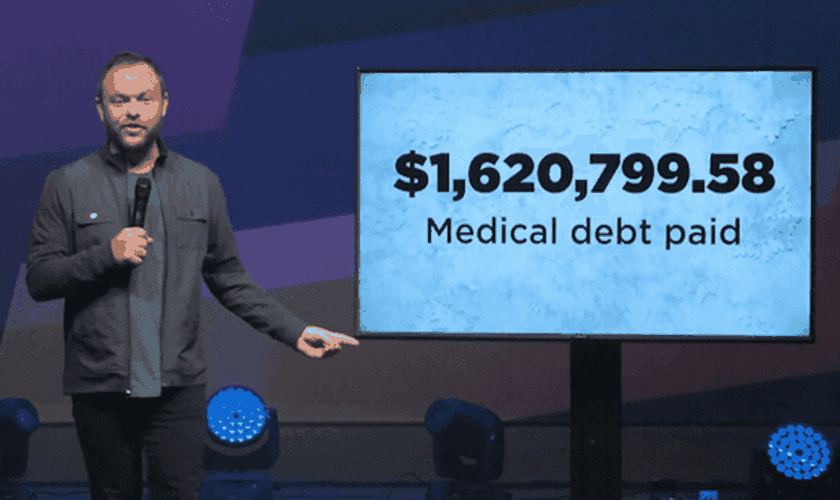 Pastor Jason Burns fala à igreja sobre a ação solidária de pagar as dívidas médicas dos moradores de Lakeland. (Foto: Access Church)