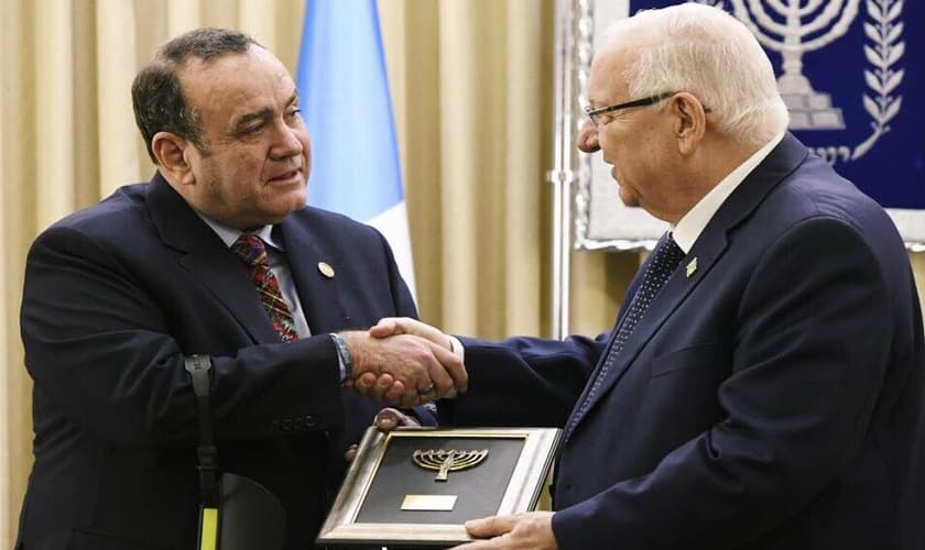Presidente eleito da Guatemala, Alejandro Giammattei e o presidente israelense Reuven Rivlin. (Foto: Alejandro Giammattei)