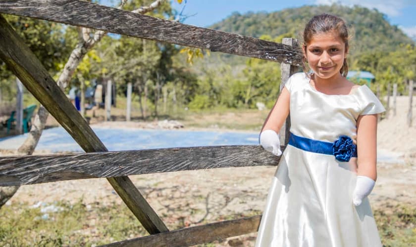Cleidy é exemplo de superação em sua comunidade, por ser uma jovem escritora premiada, mesmo tendo nascido sem as duas mãos. (Foto: Compassion)