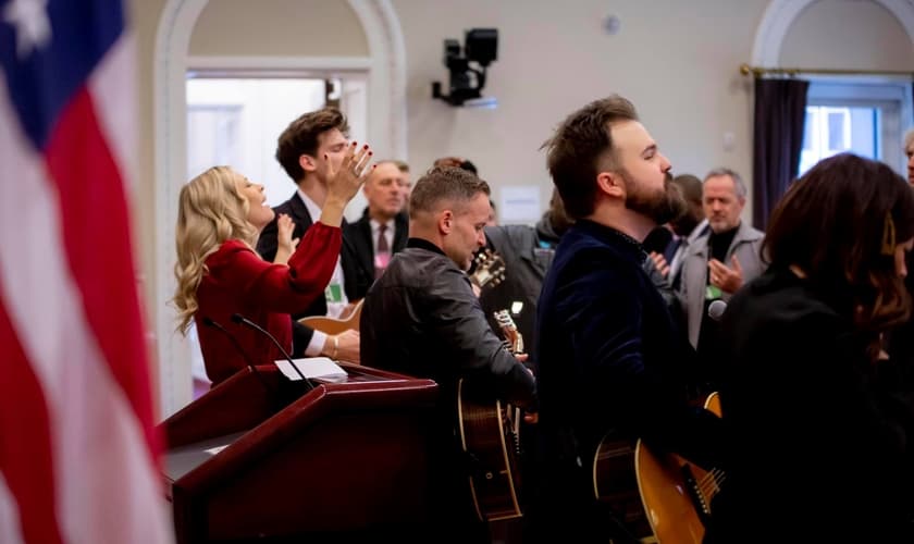 Líderes de louvor da Igreja Bethel, Brian e Jenn Johnson, lideram louvor na Casa Branca. (Foto: Jonathan Williams/Instagram)