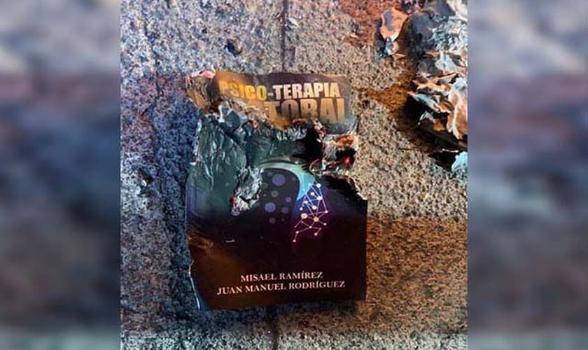 Uma das cópias queimadas do livro “Psicoterapia Pastoral”. (Foto: Reprodução/Evangélico Digital)