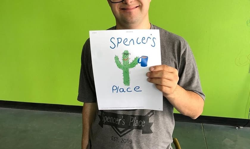 Karin York é mãe de Spencer, um jovem com síndrome de Down que inspirou o nome da cafeteria. (Foto: Reprodução/Facebook)