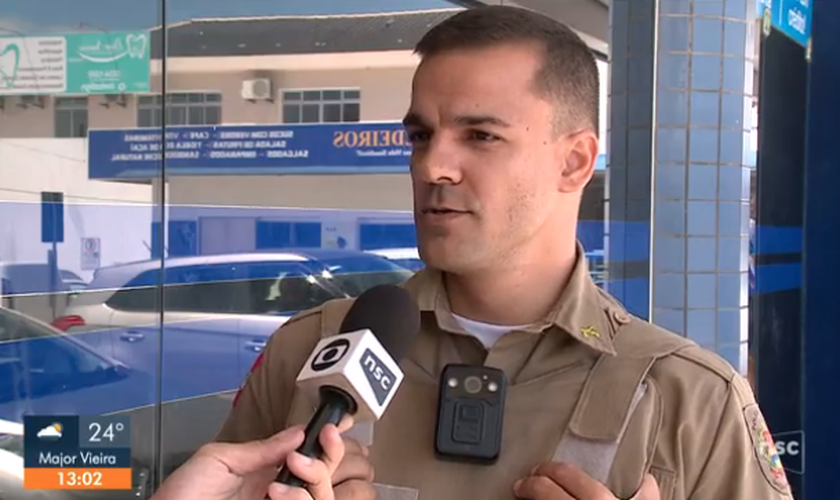 O policial militar Gustavo Rangel decidiu comprar todos os potes de bolo para ajudar os venezuelanos. (Foto: Reprodução/TV Globo)