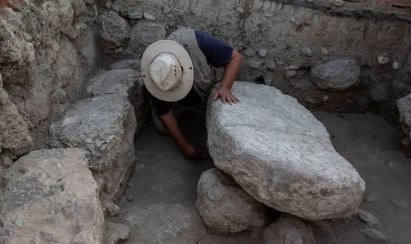 A mesa de pedra foi encontrada sobre duas rochas menores. (Foto: Dr. Zvi Lederman)