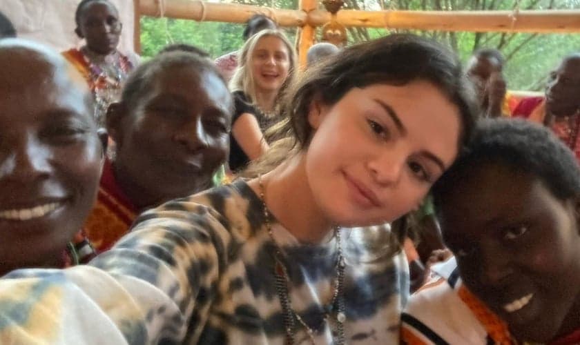 Selena Gomez em sua viagem missionária ao Quênia. (Foto: Reprodução/Instagram)