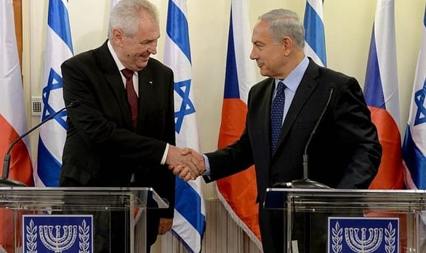 O primeiro-ministro Benjamin Netanyahu aperta as mãos do presidente tcheco Milos Zeman no gabinete do primeiro-ministro em Jerusalém. (Foto: Kobi Gideon / GPO / Flash90)