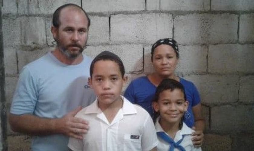 Família judia cubana sofre perseguição religiosa no país. (Foto: Reprodução/CSW)