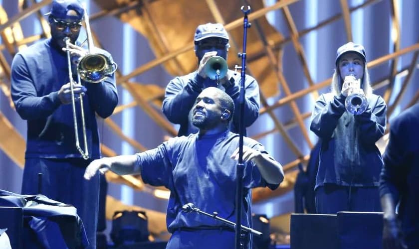 Kanye West em apresentação com o coral do Sunday Service na Lakewood Church. (Foto: Elizabeth Conley)