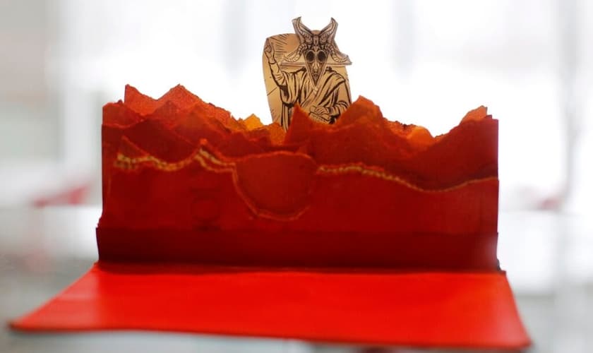 Bíblia profanada exposta em Universidade americana. (Foto: Reprodução/Ben McCanna)