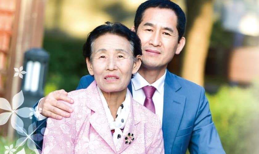 Dong-Gyu Kim e sua mãe experimentaram a cura sobrenatural de Deus. (Foto: Reprodução/Christian Telegraph)