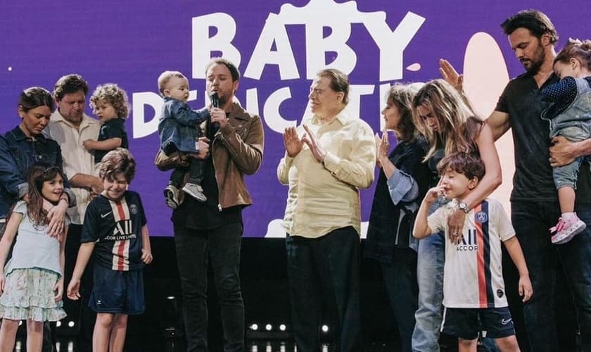 Família Abravanel participa da consagração de filho caçula de Patrícia, na Igreja Batista da Lagoinha de Orlando. (Foto: Reprodução/Instagram)