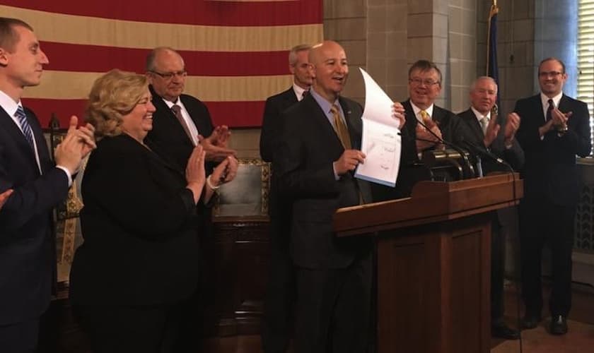 Peter Ricketts (segurando papéis) propôs que o dia 22 de janeiro seja um dia de oração pelo fim do aborto em todo o território dos EUA. (Foto: Governo de Nebraska)