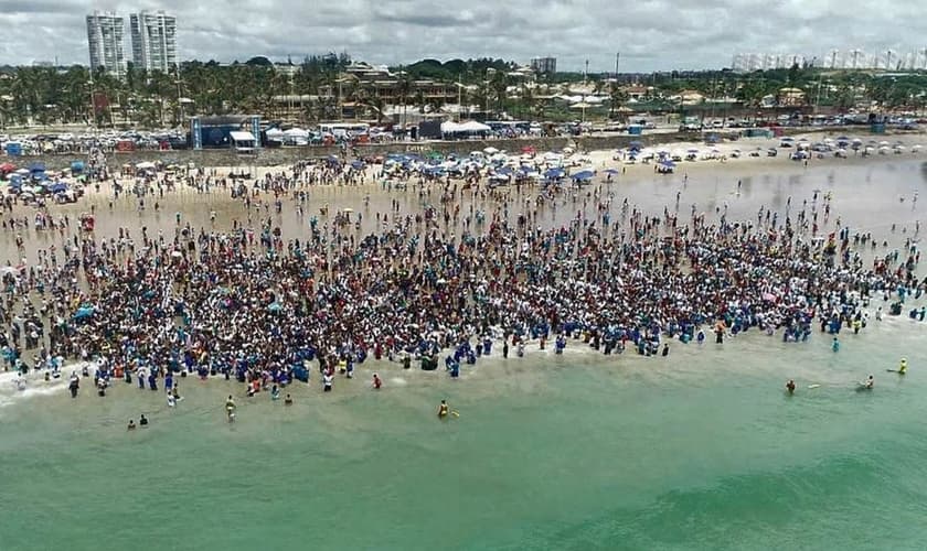 Igreja leva milhares de pessoas para serem batizadas na praia de Jaguaribe, em Salvador. (Foto: Reprodução/G1)
