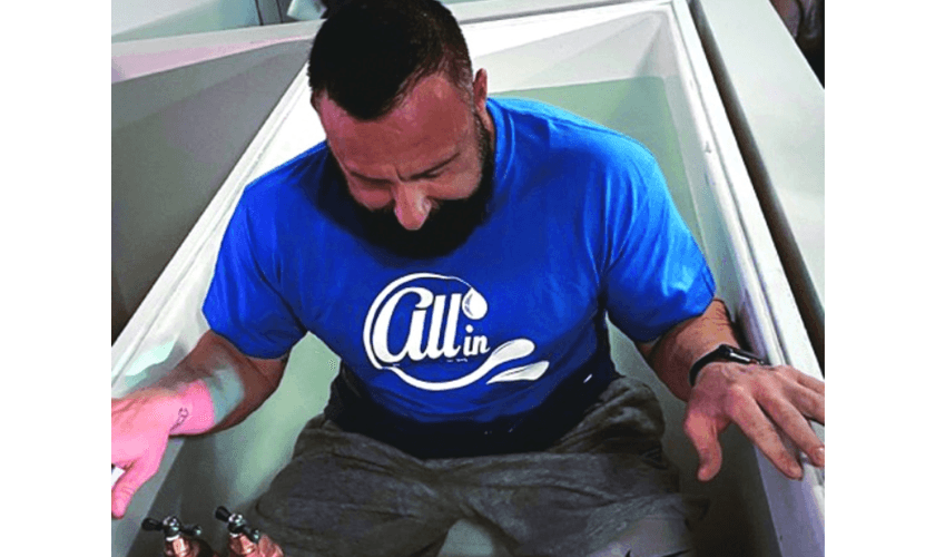 James Summerville é um dos frutos do novo tempo da igreja; ele foi batizado durante os cultos da véspera de Natal no campus de Celebration Church em Westbank. (Foto: Reprodução/Baptist Message)