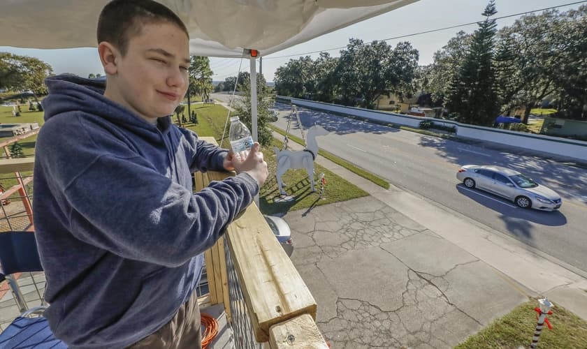 Carson Rudy, de 14 anos, arrecadou doações para uma organização cristã em uma campanha nos EUA. (Foto: Pierre Ducharme/The Ledger)