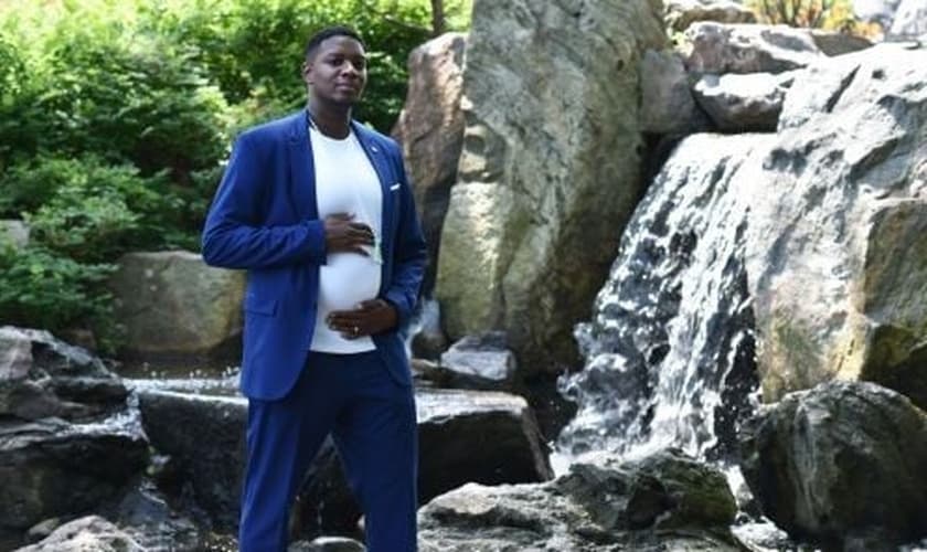 Myles Brady Davis é transgênero e entrou em uma batalha judicial para ser registrada como "pai" da filha a quem ela mesma deu à luz. (Foto: Windy City Times)