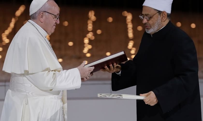 Papa Francisco e o Sheik Ahmed el-Tayeb, o grande imã de Al-Azhar do Egito, trocaram uma declaração conjunta sobre “fraternidade humana” em 2019. (Foto: AP Photo/Andrew Medichini)