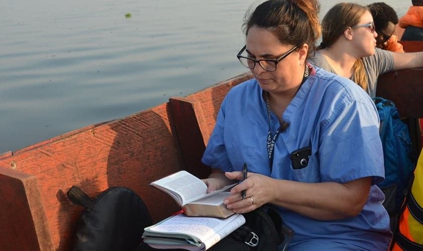 Missionária médica se locomove até ilha para atender pacientes, em Angola. (Foto: Reprodução / Calvary Chapel Entebbe)