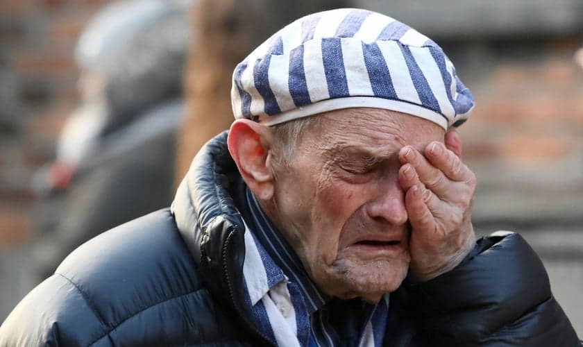 Sobrevivente chora no campo de concentração de Auschwitz, na Polônia, nesta segunda-feira (27), durante cerimônia que lembra os 75 anos da libertação. (Foto: Jakub Porzycki/Agência Gazeta via Reuters)