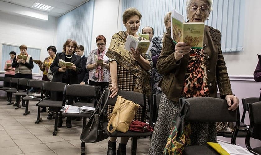 Testemunhas de Jeová cantam hinos durante reunião em Rostov do Don, na Rússia. (Foto: Getty Images)