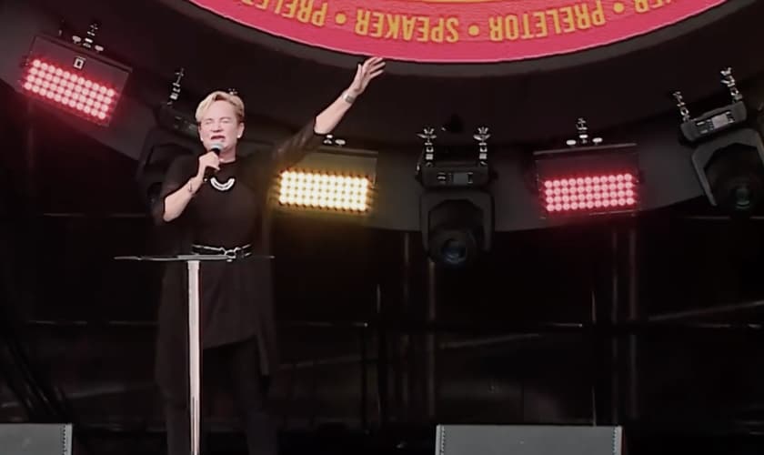 Heidi Baker em ministração no The Send Brasil, no Estádio do Morumbi. (Foto: Reprodução/The Send)