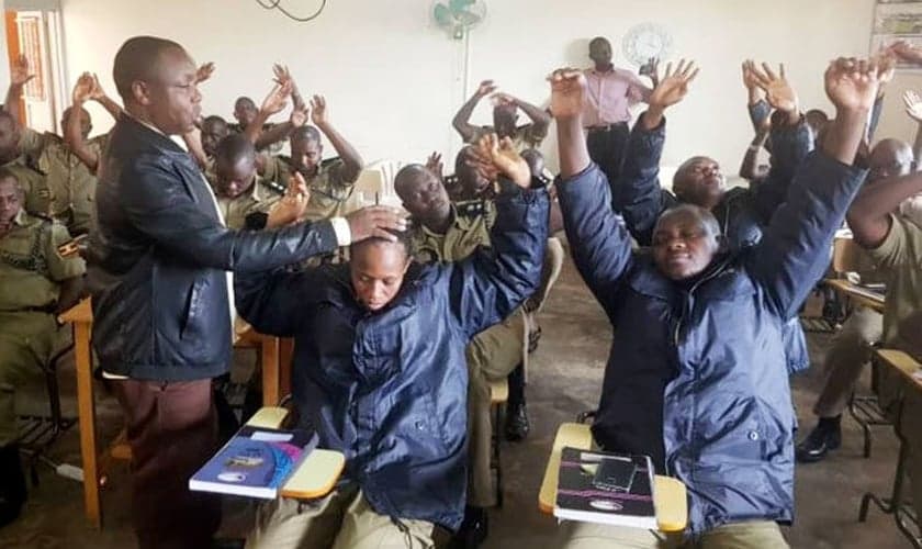 Policiais seniores encontram esperança em Cristo durante treinamento. (Foto: Reprodução/UGCN)