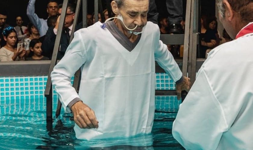 Idoso foi batizado usando sonda hospitalar. (Foto: Instagram/AndreCamara)