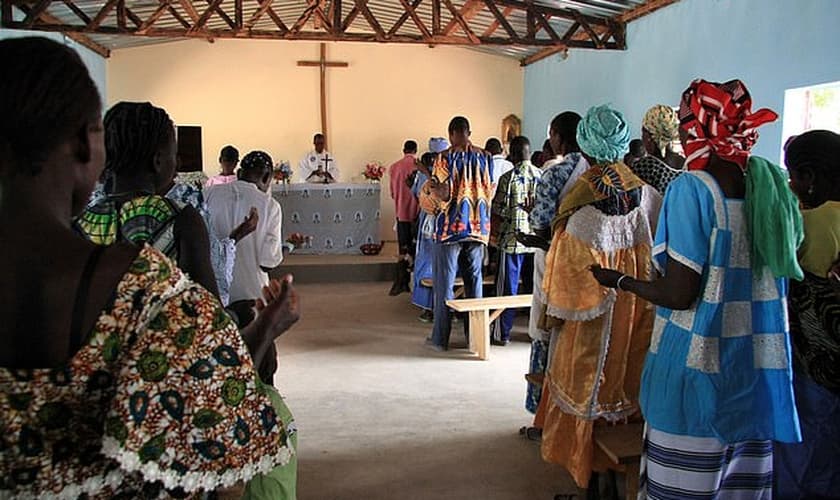 Cristãos protestantes participam de culto em Burkina Faso. (Foto: Universal Images Group / Getty)