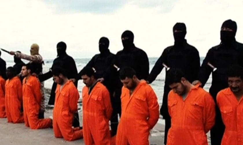 Cristãos executados pelo Estado Islâmico, em fevereiro de 2015. (Foto: Reprodução / Reuters)