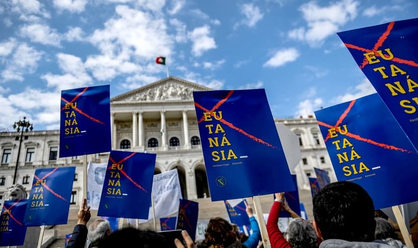 Manifestantes contra a descriminalização da eutanásia em frente ao parlamento português na quinta-feira (20). (Foto: Patricia de Melo Moreira / AFP – Getty)