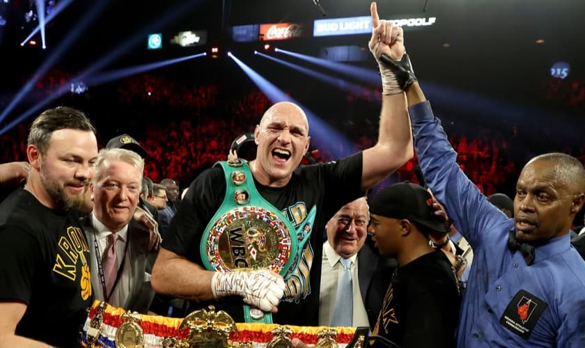 Tyson Fury agradece a Deus pela vitória. (Foto: Reprodução/Getty)