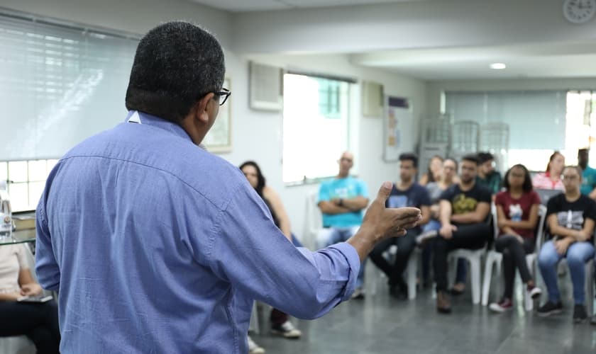 Enrique Machado contou seu testemunho em igrejas brasileiras. (Foto: Portas Abertas Brasil)