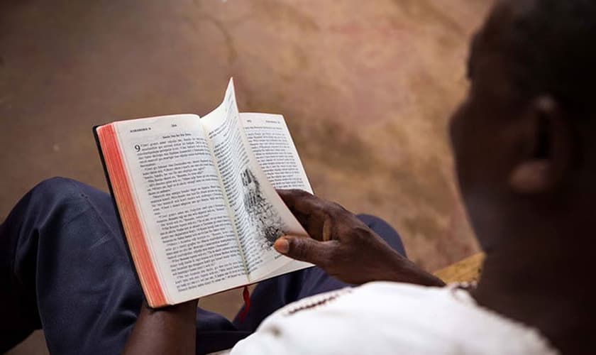 Homem passa a ser cristão e lê a Bíblia. (Foto: Reprodução/Rodney Ballard)