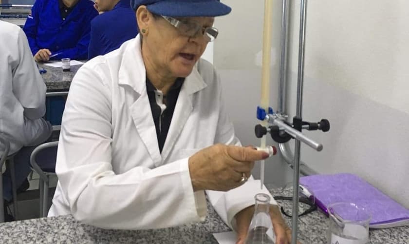 Allice Serafim, 73 anos, é aluna do curso de Engenharia de Produção. (Foto: Arquivo Pessoal)