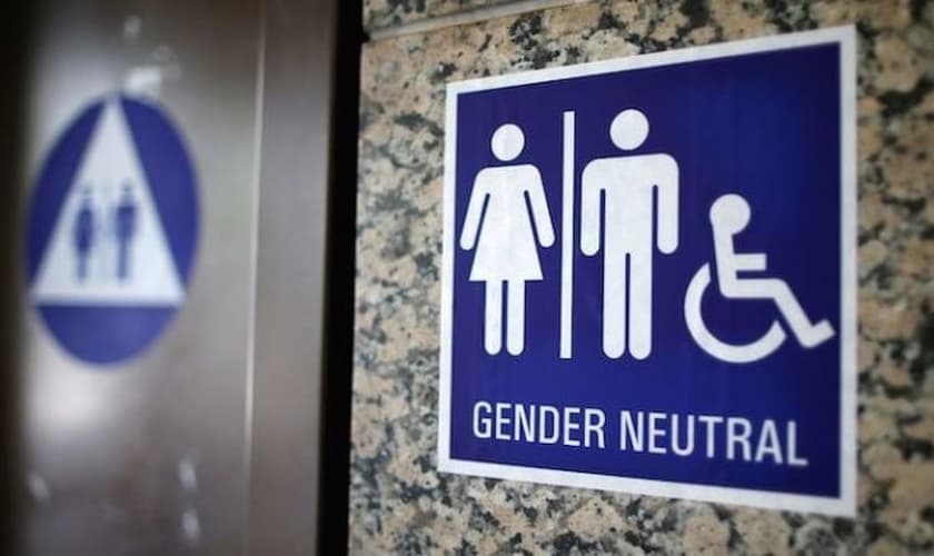 Placa indica banheiro de 'gênero neutro', também conhecido como banheiro de uso transgênero. (Foto: REUTERS/Lucy Nicholson)